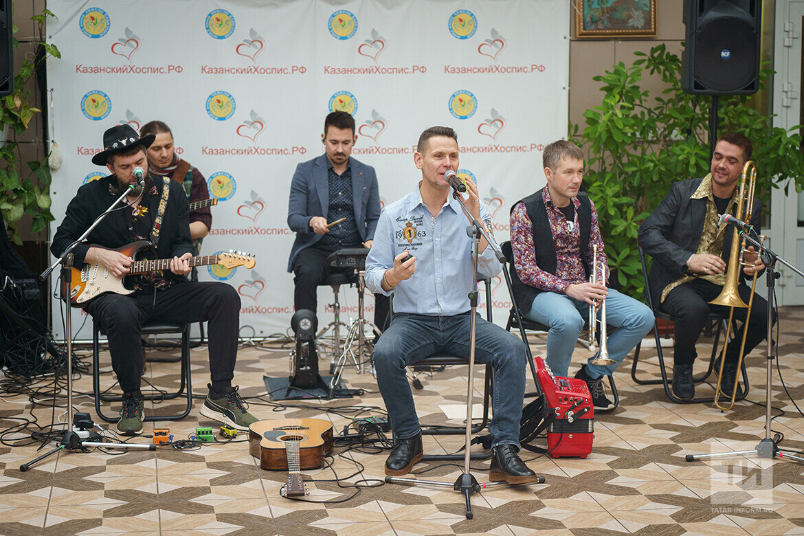 Сегодня в казанском хосписе праздник – к пациентам, их родным и сотрудникам приехала группа «Волга-Волга». Фото: © Владимир Васильев / «Татар-информ»