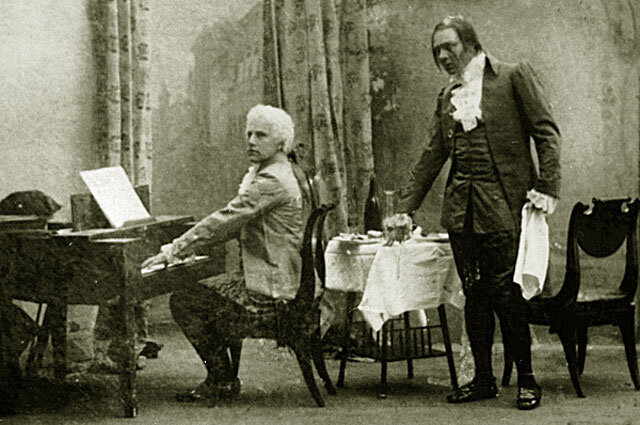 Василий Шкафер в роли Моцарта и Федор Шаляпин в роли Сальери в опере Николая Римского-Корсакова «Моцарт и Сальери». 1898 год. Фото: РИА Новости