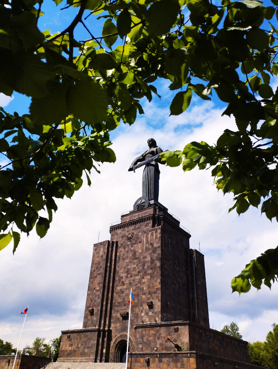 Памятник Мать-Армения в парке Победа/Ахтанак. АВторское фото.