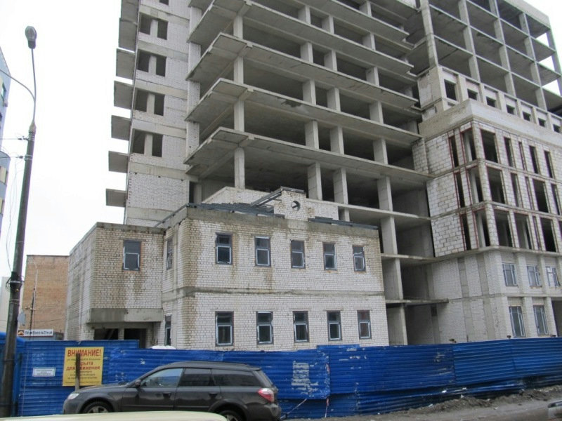 28 апреля 2012 г. Снова к Зачатской башне. Кадры не мои: http://www.skyscrapercity.com/showthread.php?t=1366667&page=20. Добрались до арок проезда. Справа, за берёзой, виден вход в башню.-57