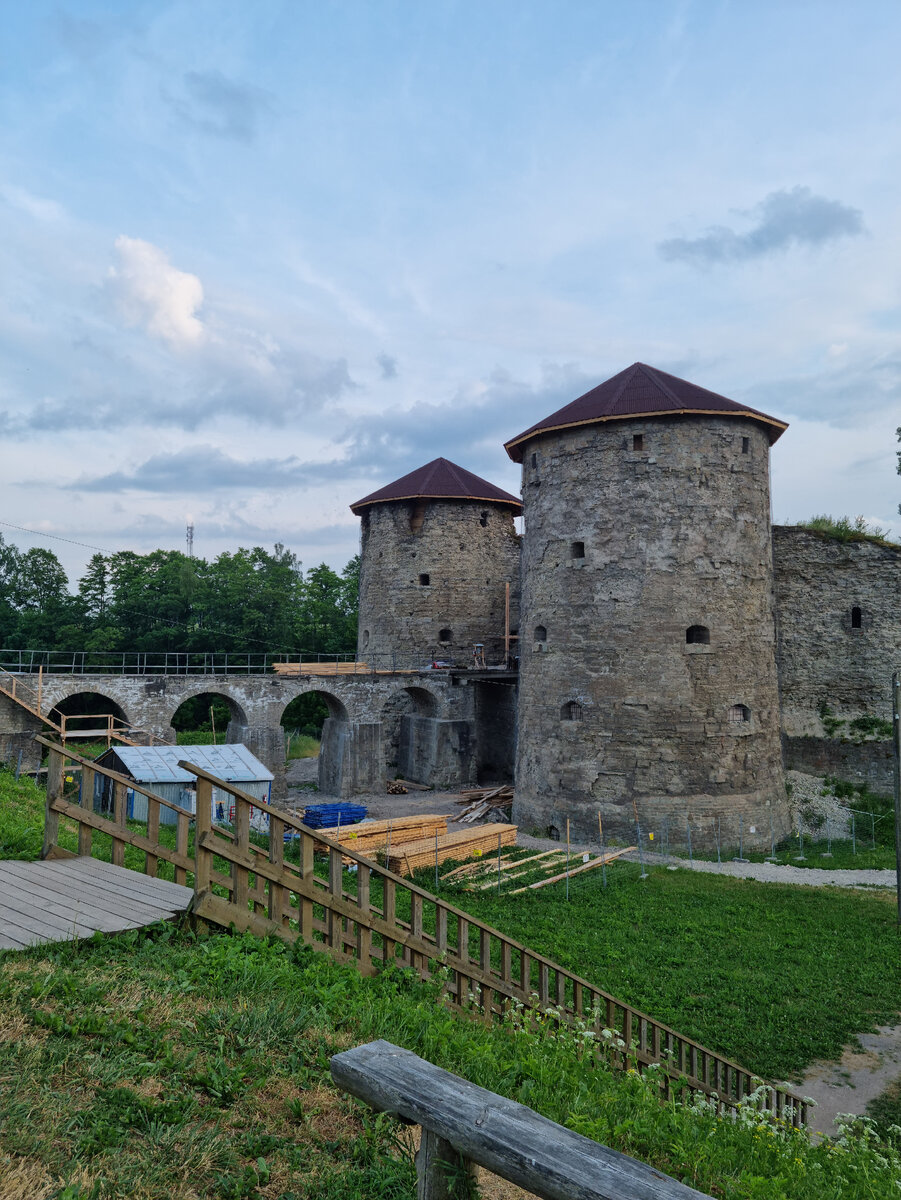Крепость Копорье, арочный мост, северная и южная башни(фото из личного архива)