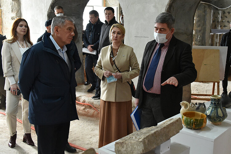 В программе было четыре точки, но главным стал визит в Присутственные места Казанского кремля, в которых с 2016 года продолжаются ремонтно-реставрационные и противоаварийные работы