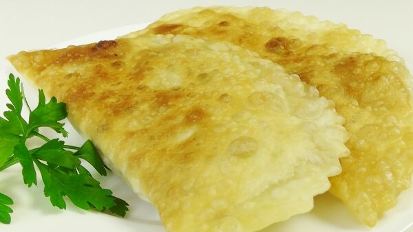 Домашние чебуреки с говядиной 
В муку добавить соль, оливковое масло, перемешать и постепенно помешивая добавлять кипяток. Замесить крутое тесто. Положить в пленку на 20-25 минут. Мелко нарезать лук, посолить, поперчить, добавить приправы и перетереть. Лук добавить к говяжьему фаршу и перемешать добавляя ледяную воду. Тесто разделить на порции по 70-75 гр. и раскатать в тонкую лепешку. На половину лепешки уложить столовую ложку начинку, завернуть и плотно скрепить края. Жарить в горячем масле на среднем огне с двух сторон по 3 минуты.

 

Начинка:

Говяжий фарш 250 г.

Лук 1 шт.

Вода ледяная 80 мл.

соль

кари

перец

Тесто:

Мука 250 г.

Кипяток 130 мл.

Соль 1/2 ч.л.