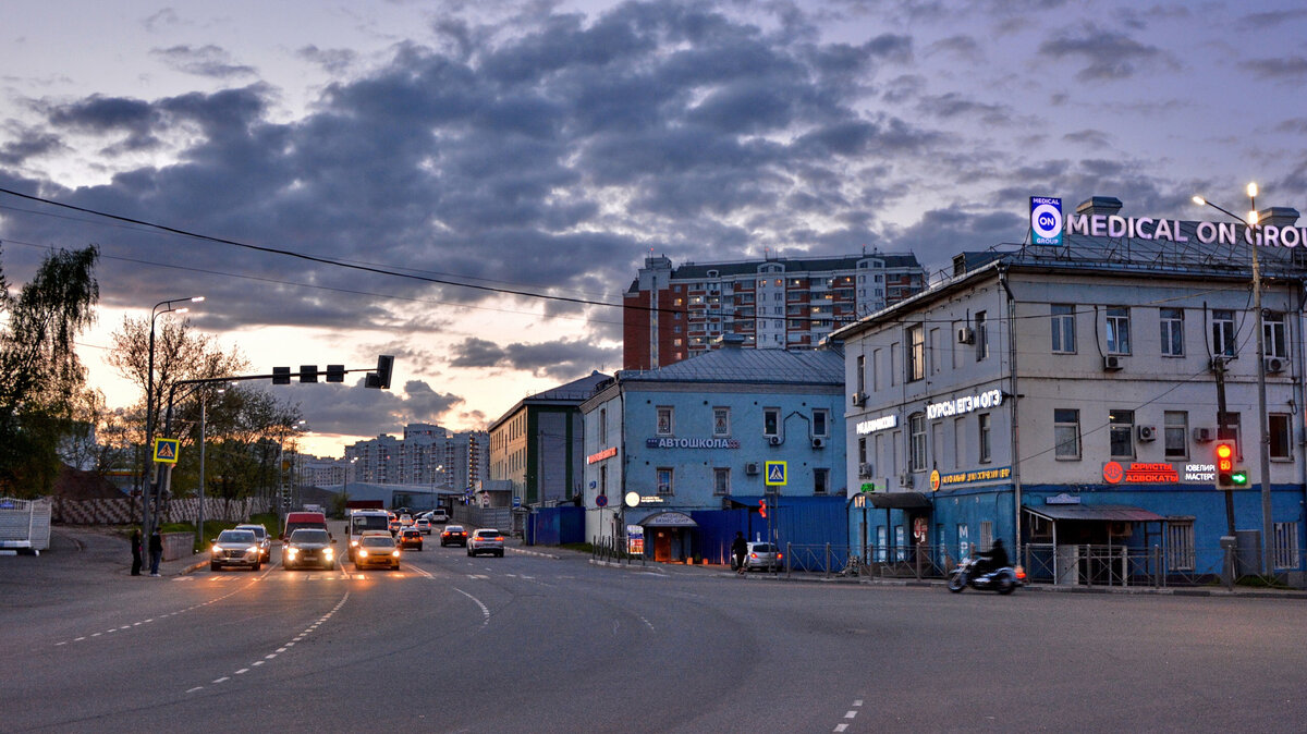 Прогулка по центральной улице Балашихи, Советской! Тут везде история города, фабрика, хлопковые склады, первое податное депо, фабричные казармы, железнодорожная станция и многое другое. Что может быть приятнее прогулки тёплым, майским вечером под фонарями родной с детства улицы Советская.