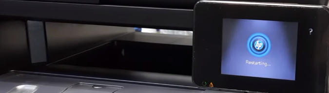 На экране отображено "Restarting"