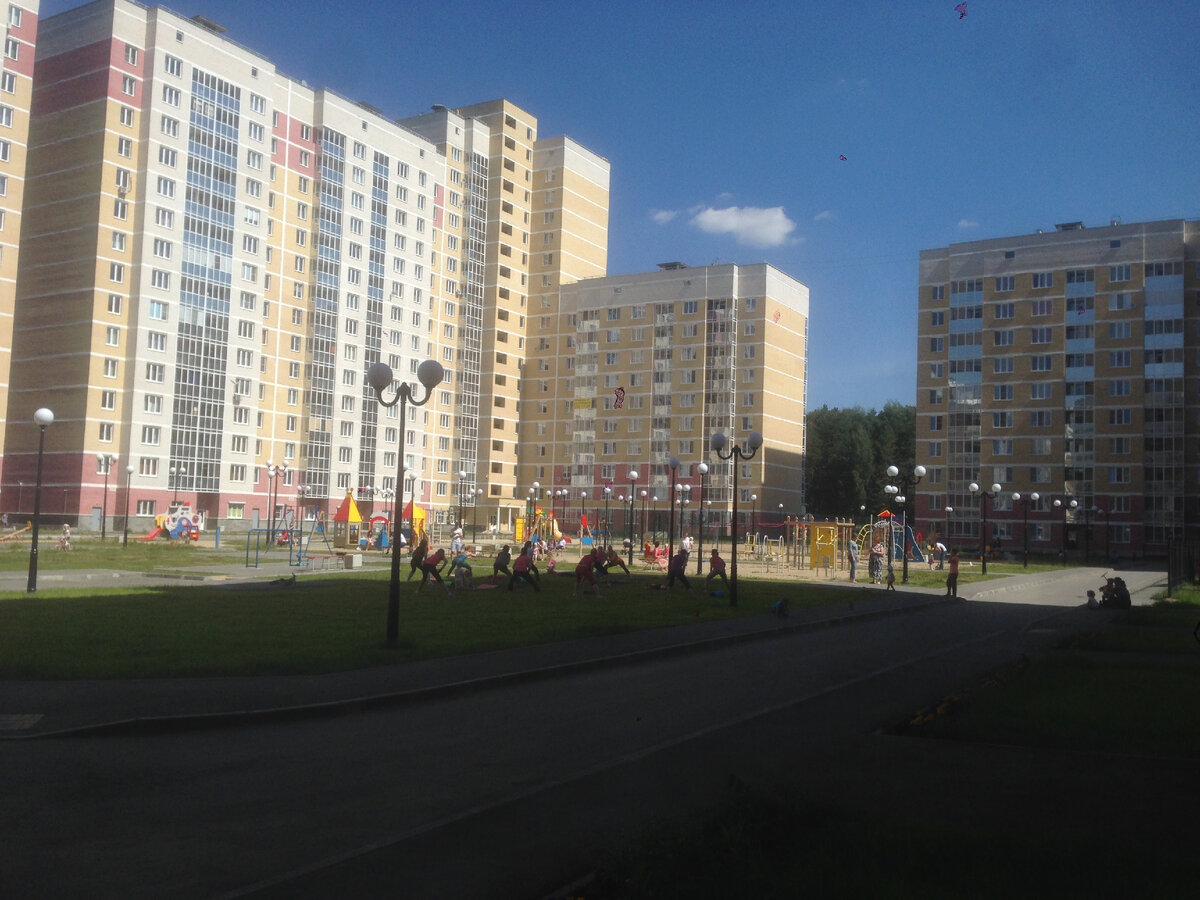 Тень в жизни не столь темна, как на фото. Но солнца у нашего углового подъезда не бывает  