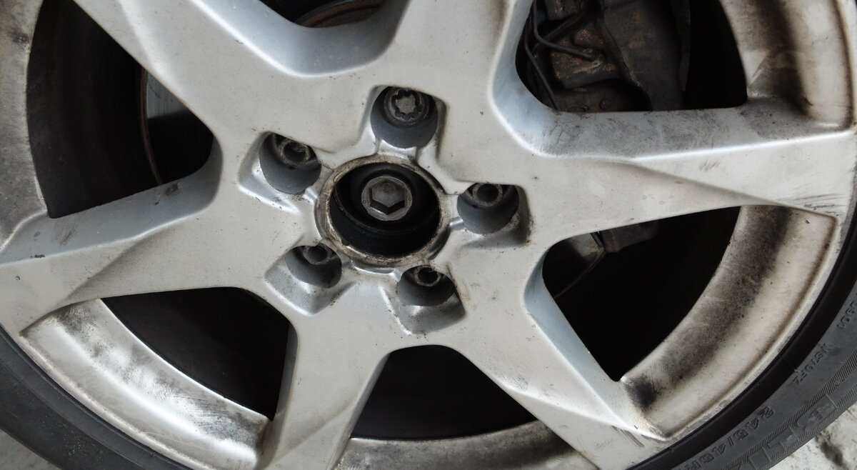 Темный налет на спицах и ободе колесного диска.