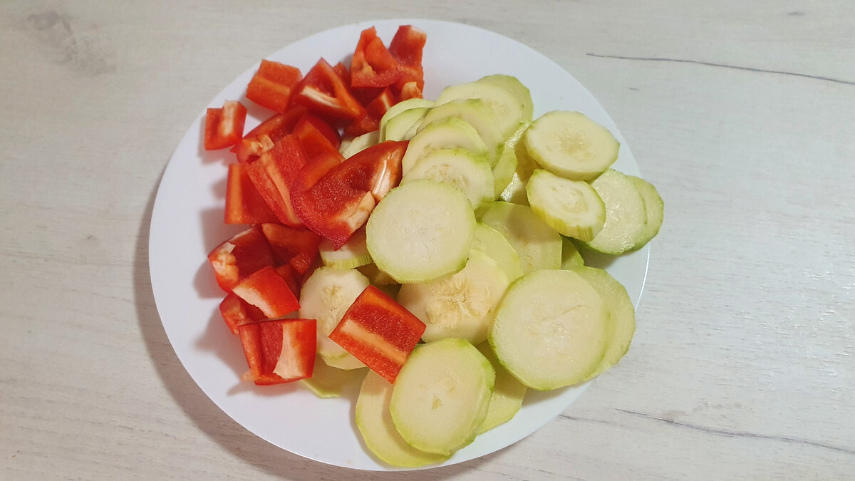 Тёплый салат из кабачков и сладкого перца – простой рецепт вкусной и  полезной закуски | ДАМ РЕЦЕПТИК! | Дзен