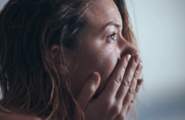 В Красноярском крае нерадивая мать решила отомстить отцу ребёнка и на камеру творила дикие поступки 