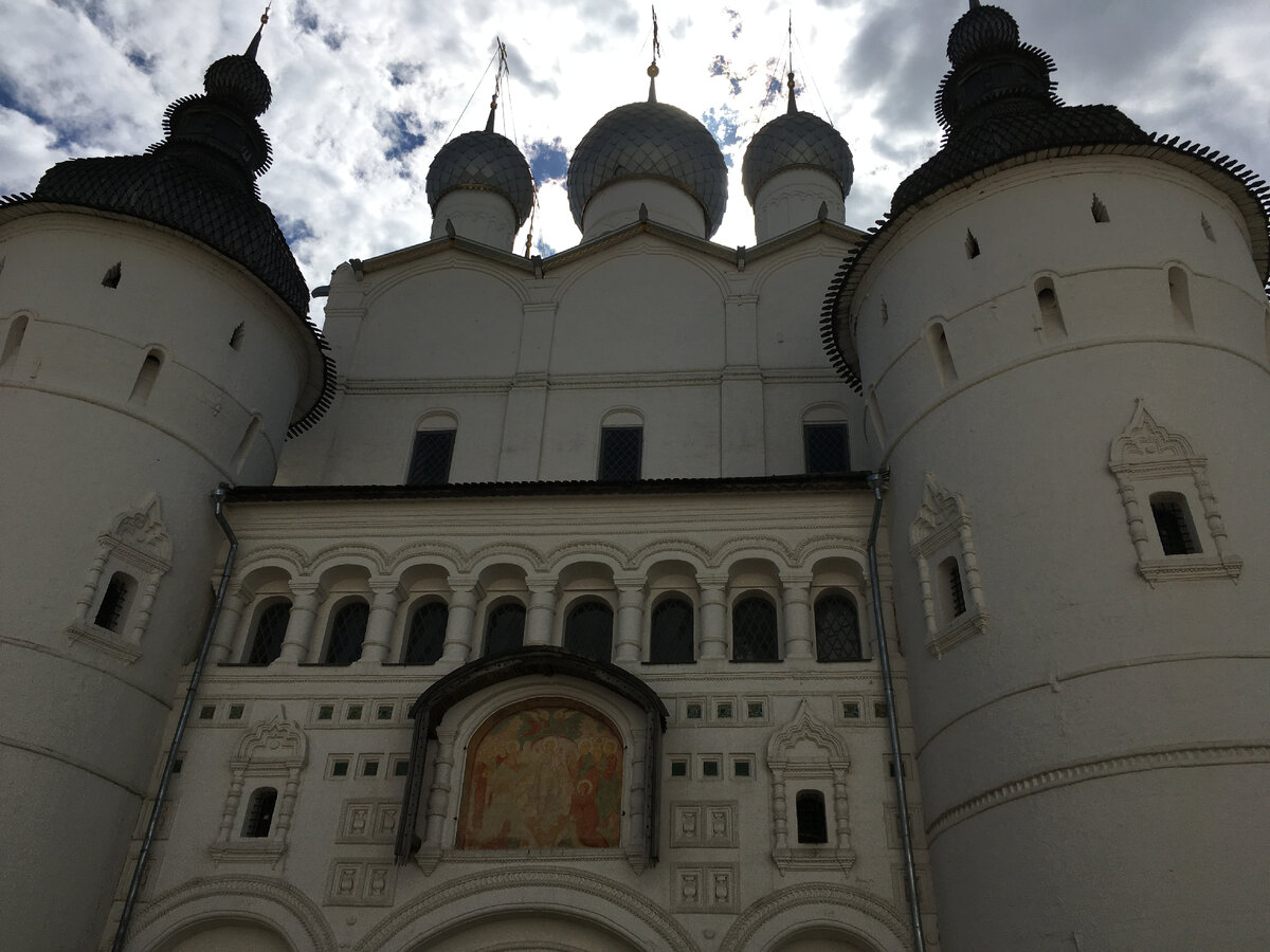 Вид с Соборной площади на Святые врата и храм Воскресения