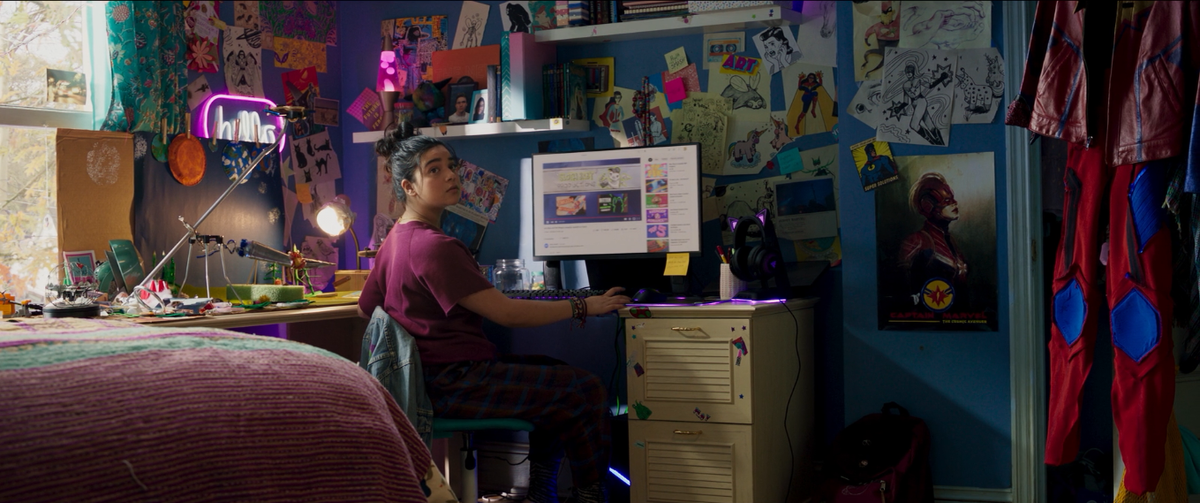 как-то не особо-то героически мамзелька смотрится