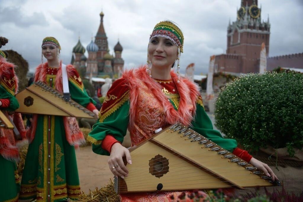 Послушать играй. Гусли мира фестиваль в Суздале. Гусли мира фестиваль. Гусли мира картинки фестиваль. Фестиваль аутентичной музыки Саратов 2016.