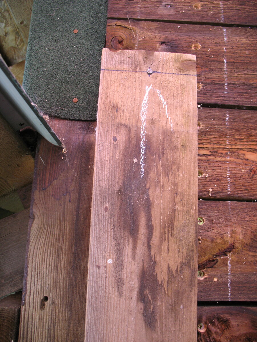 Если, перед окончательным закреплением, доску вывесить за верхний конец, то доска выступит в роли естественного отвеса. Возможно, потребуется небольшая корректировка по уровню и с учетом погрешностей сопряжения стен.