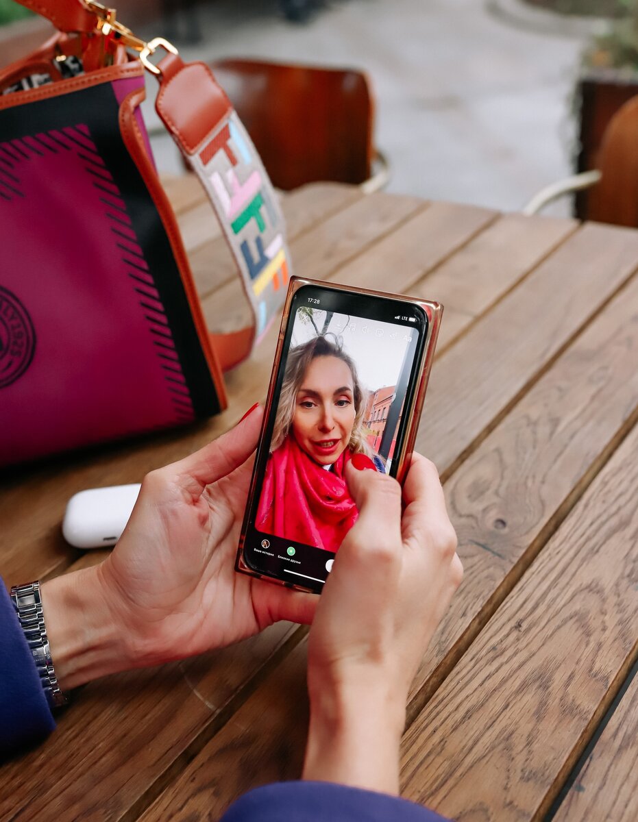 «Что же это такое?! В следующий раз этого точно не повторится!» Вот так каждая вторая женщина оправдывает себя.
Но раз за разом похожие ощущения, желание сбежать, разорвать контакт: «больше никогда!» и снова-здорово».

➡️ Вы устали КАЖДЫЙ РАЗ знакомиться с мужчиной, КАЖДЫЙ РАЗ закрывать глаза на его недостатки, уделяя ему максимум времени и внимания?

➡️ Вы устали ИЗ РАЗА В РАЗ угождать Вашему постоянному партнёру настолько, что он забывает, кто в паре мужчина?

➡️ Вы устали КАЖДЫЙ РАЗ приходить на работу, показывать свои лучшие стороны, выкладываться, чтобы заслужить повышение, а получать лишь рост объема работы?

➡️ Вы устали быть ВСЕГДА под «колпаком» родителей, а ведь – уже 30+? Взрослая, самодостаточная женщина. И имеете право строить отношения с тем, с кем хотите, возвращаться домой за полночь и не отчитываться перед ними свои действия.

Актёры другие, а пьеса та же?
Сценарий Вашей жизни был однажды запрограммирован, и вы даёте его постановку снова и снова.

Надоело? 
Тогда мой экспресс – тренинг «выйти из замкнутого круга» для вас!
Напишите в комментариях, и вас добавят в закрытый чат, где всё будет происходить.
