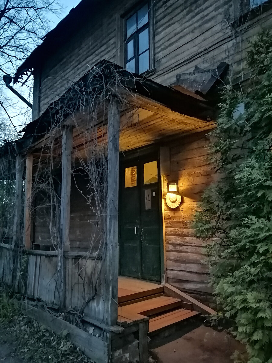 Крыльцо дома семьи Вильямсов. Тут можно встретить и хозяев дома, если повезёт!