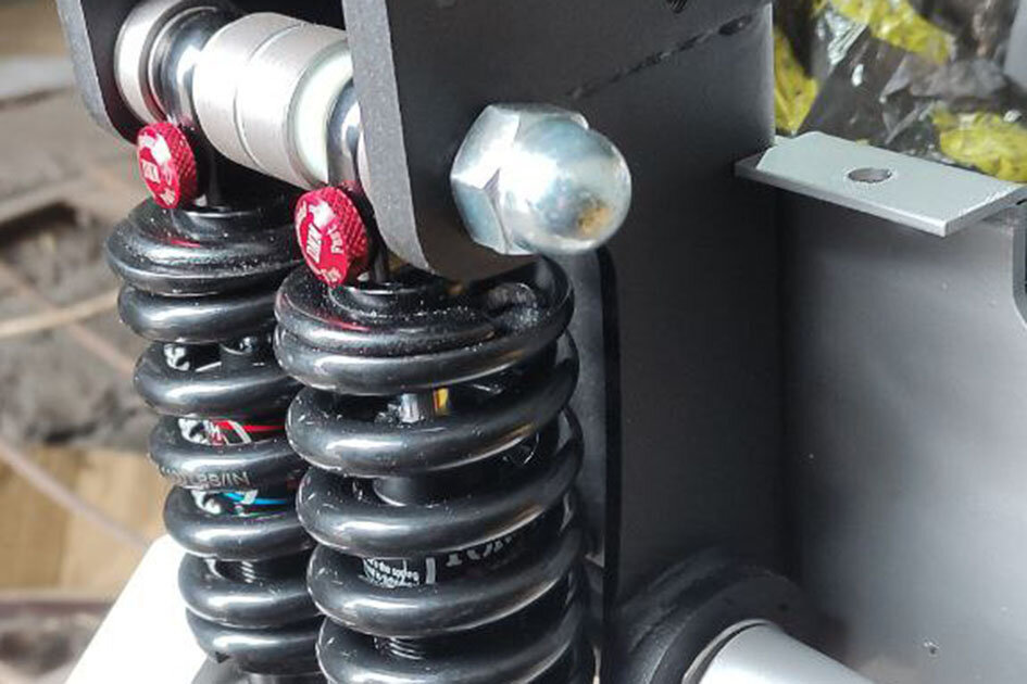 Амортизаторы с капролоновыми втулками.