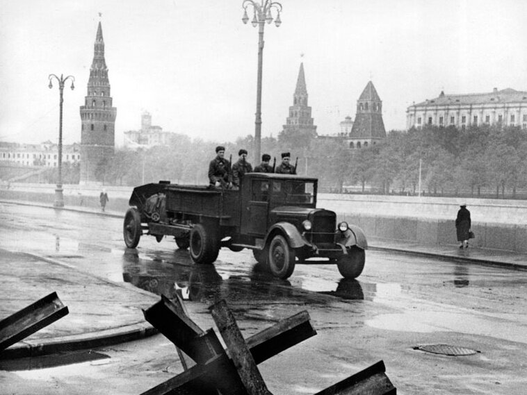Военная Москва глубокой осенью. Знаменитая трёхтонка.