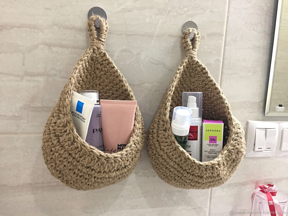 В ванной комнате, джут гигроскопичен, ему не страшна сырость.