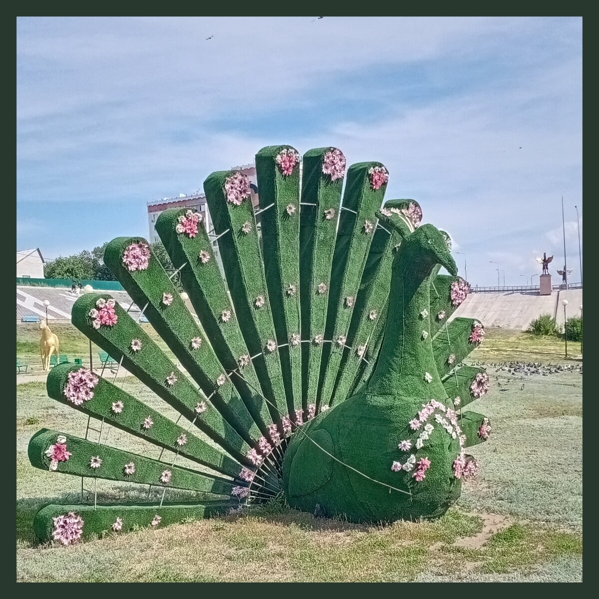 Стоит нас похвалить, как мы прилепляемся к человеку и раскрываем хвост, забывая о том, что находится под ним.