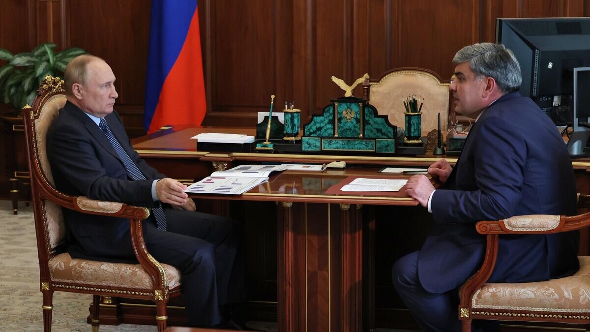    Президент РФ Владимир Путин и глава Кабардино-Балкарской Республики Казбек Коков во время встречи© РИА Новости / Михаил Климентьев