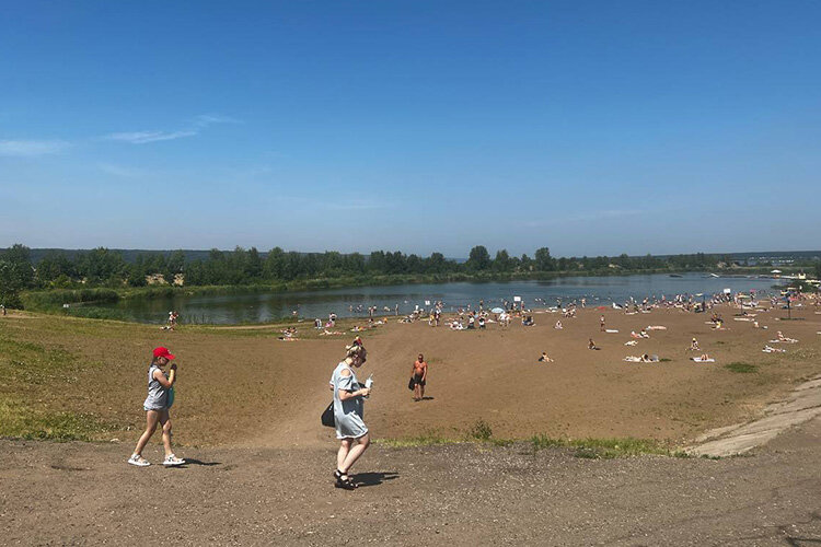 Несанкционированный пляж рядом с пляжем SunDale в Новом городе. Фото: Регина Шафиева