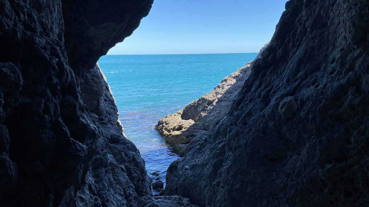 Сквозной грот. Тут снимали эпизоды фильма "Пираты XX века".