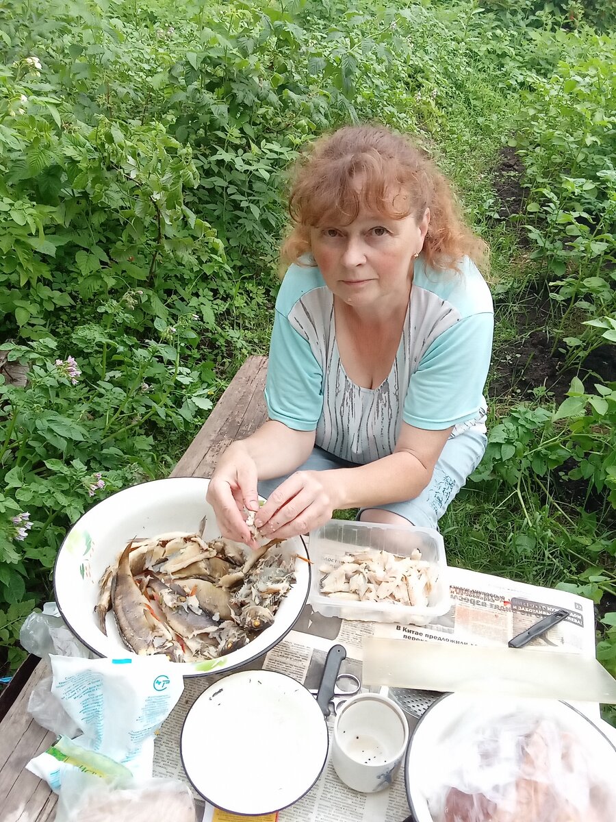 фото автора. Марина готовит угощение Арнольду.
