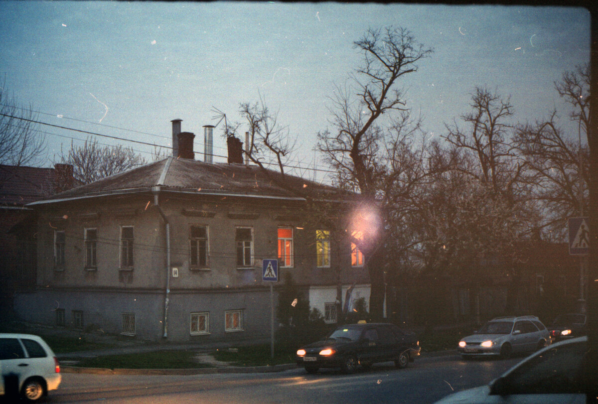 Таганрог. Дом возле сквера ПетраI фото @трешхантер