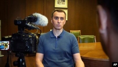 Министр здравоохранения Украины Виктор Ляшко беседует с журналистами Associated Press во время интервью в пятницу, 12 августа 2022 года.