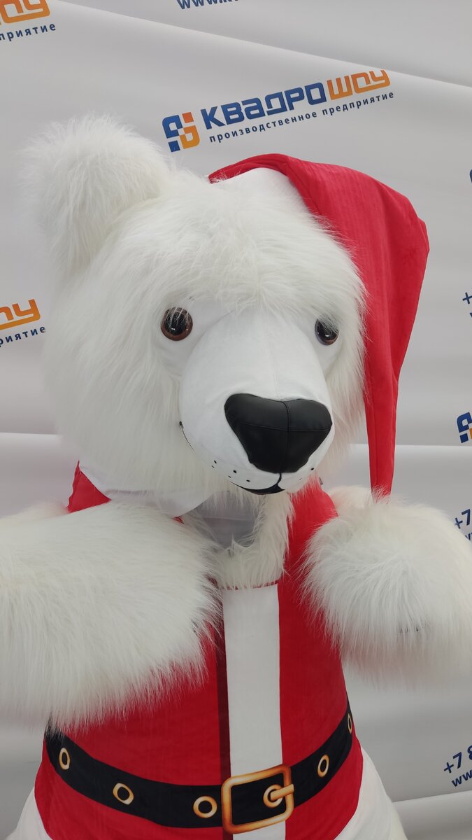 Костюм белого мишки в новогоднем наряде 