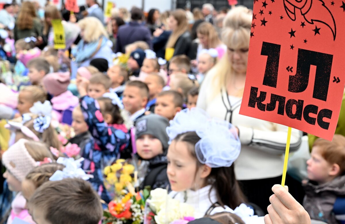    Первоклассники на торжественной линейке в День знаний в школе №158 в Москве / РИА Новости