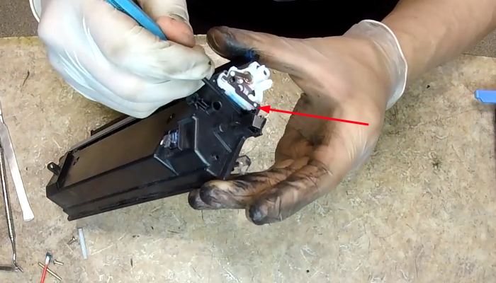 Фото 67. Устанавливаем обратно ролик проявки