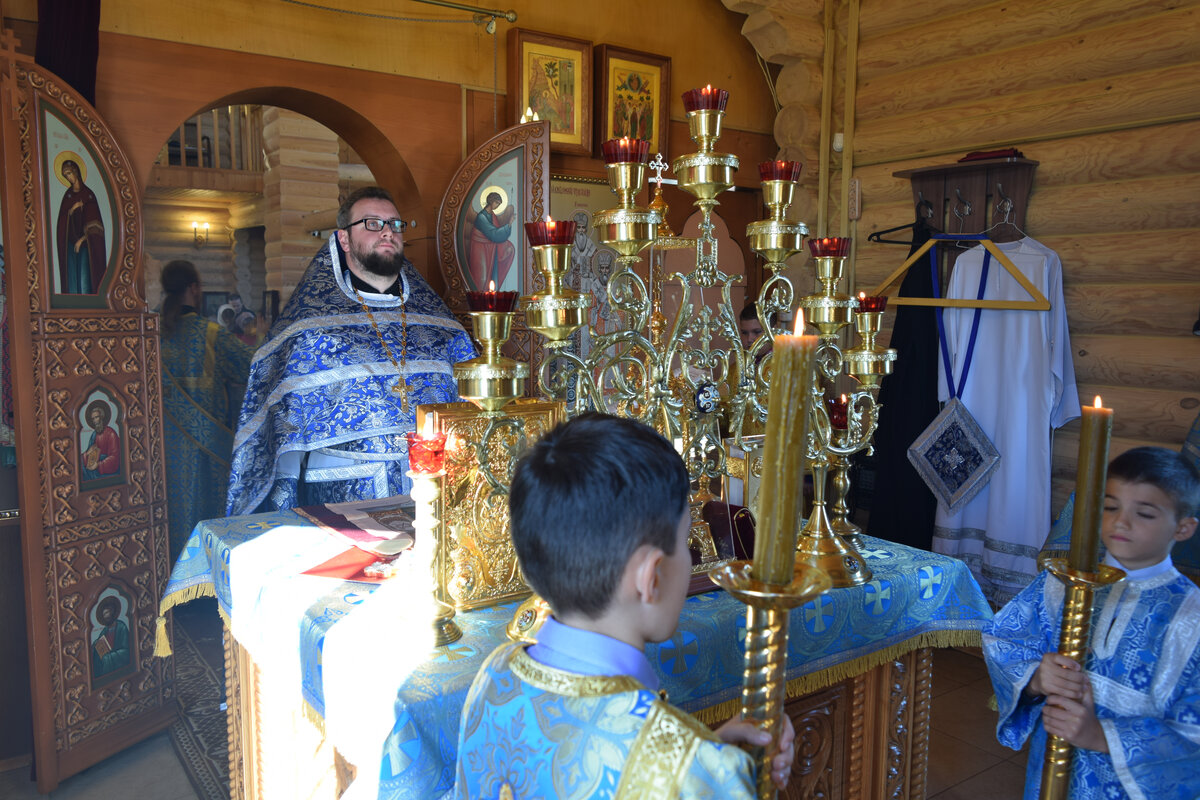 Кирилло мефодиевский храм железнодорожный. Клирик в церкви