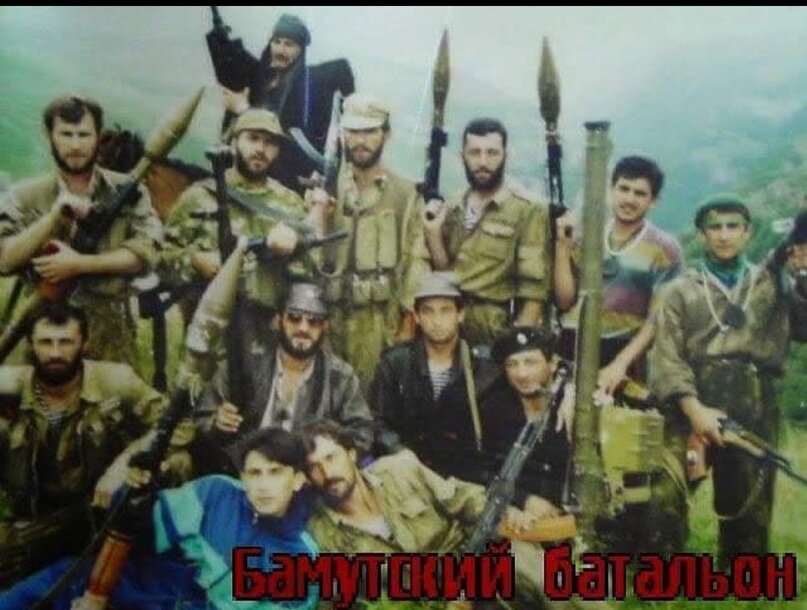  Отряд боевиков в Бамуте. Обилие тяжелого оружия может быть и свидетельством хороших запасов у боевиков, и просто желанием «надеть все лучшее сразу» для красивого кадра.