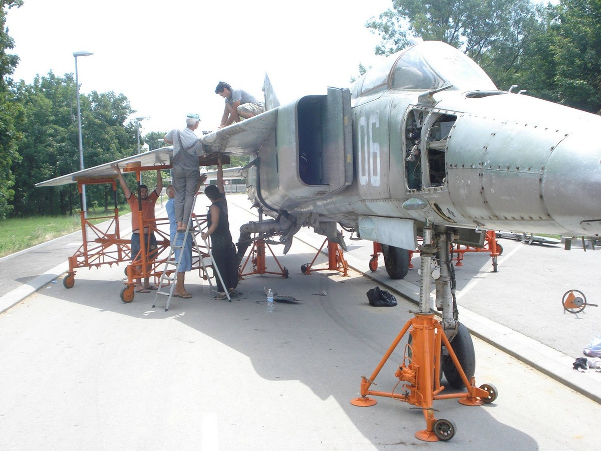 МиГ-23БН в процессе расстыковки и транспортировки