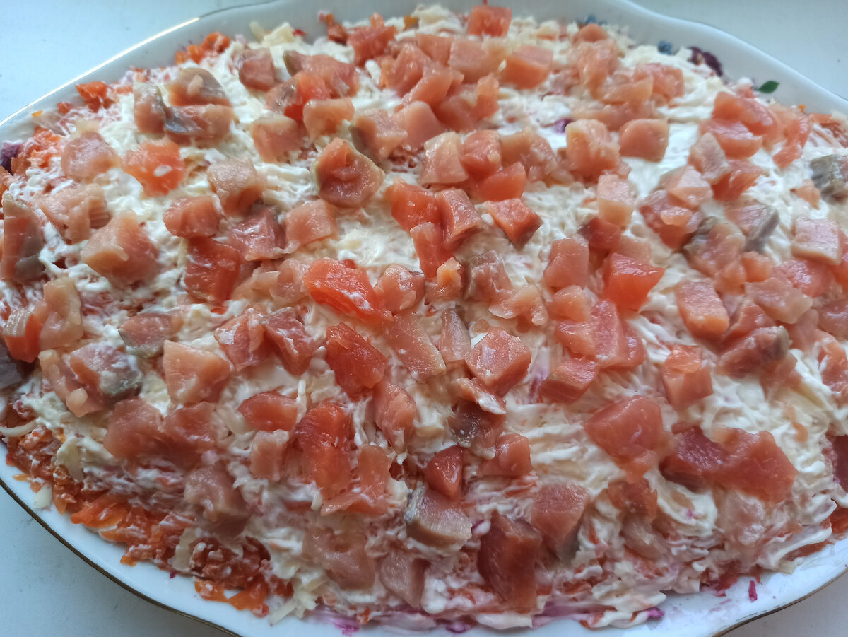 Гости мои оценили.На Новый год можно еще украсить верх икрой красной и немного зелени петрушки или веточки  укропа.