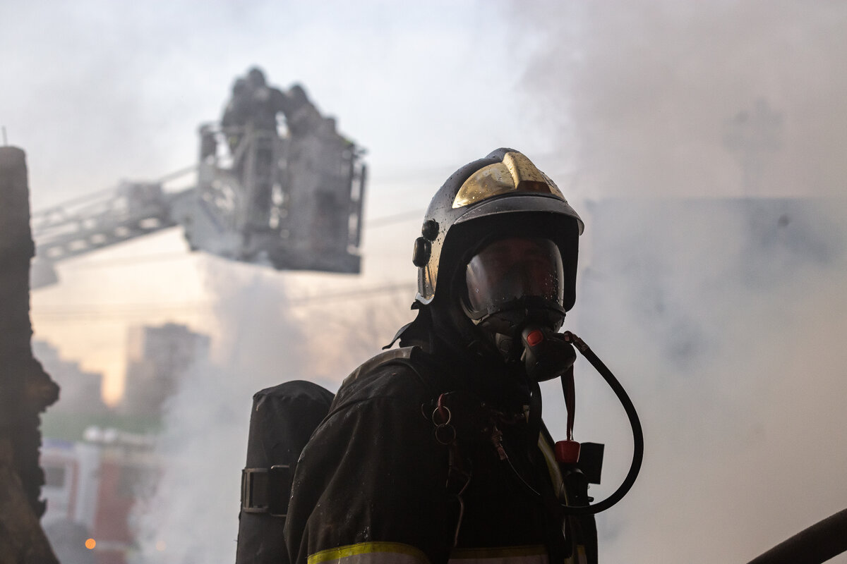 Пожарный в современных дыхательных аппаратах