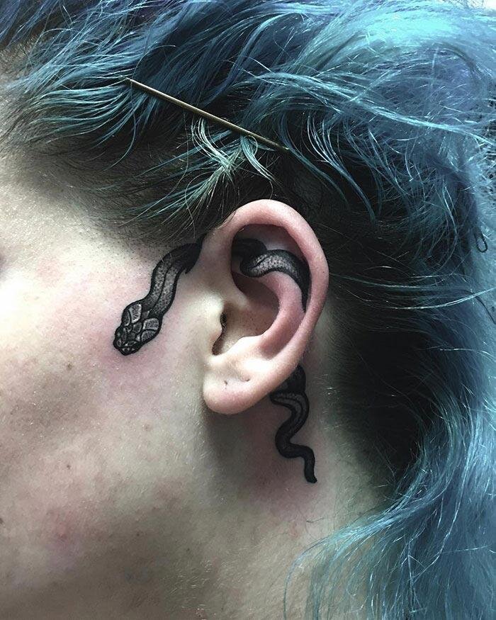 больно ли бить татуировку за ухом | Дзен