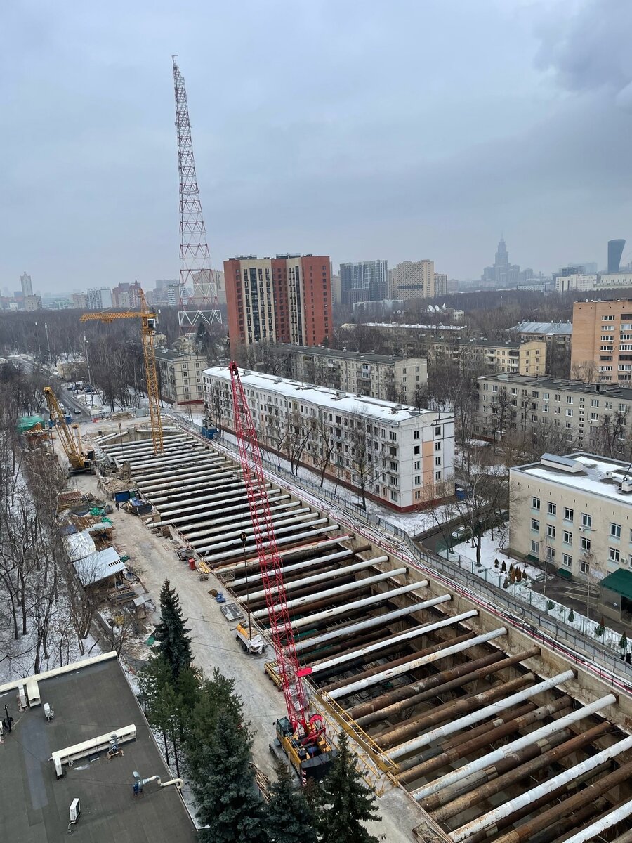 📷 1: В северном торце площадки продолжается подготовка к проходке обоих перегонных тоннелей до «Бульвара Карбышева». ТПМК "Натали" полностью смонтирован и готов к проходке левого тоннеля.