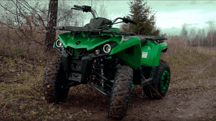 
Квадроцикл Sharmax 300 Hummer – универсальный квадроцикл, оснащенный бензиновым двигателем и воздушно-масляной системой охлаждения. Транспортное средство обладает объемом двигателя в 300 куб. см. Максимальная мощность двигательной системы составляет 23 лошадиные силы. В квадроцикле преобладает карбюраторная система питания и электронного зажигания. Запуск модели осуществляется за счет электростартера или ручным способом.
При совершении езды максимальная скорость достигает 85 км/час. Квадроцикл имеет вариатор, цепную систему передачи на задней оси. Подвеска оснащена 2-мя газо-масляными амортизаторами с наличием пневматической регулировки. Полностью укомплектованный квадроцикл имеет светодиодные фары ближнего и дальнего видения, поворотники, монохромную приборную панель, полноразмерное сиденье, USB разъем для электронных приспособлений, 2 багажные решетки для перевозки грузов. Вес конструкции составляет 107 кг.