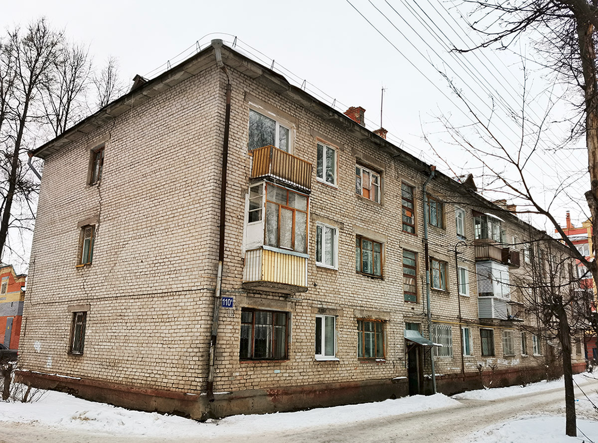 1-446-1 в Йошкар-Оле (улица Якова Эшпая, дом 110А). Типичный вид секции (окна, ближайшие к подъездным, принадлежат общим кухням).
Автор фото: пользователь Nikitos95. CC-BY-SA
Источник: https://photobuildings.com/photo/163093/
