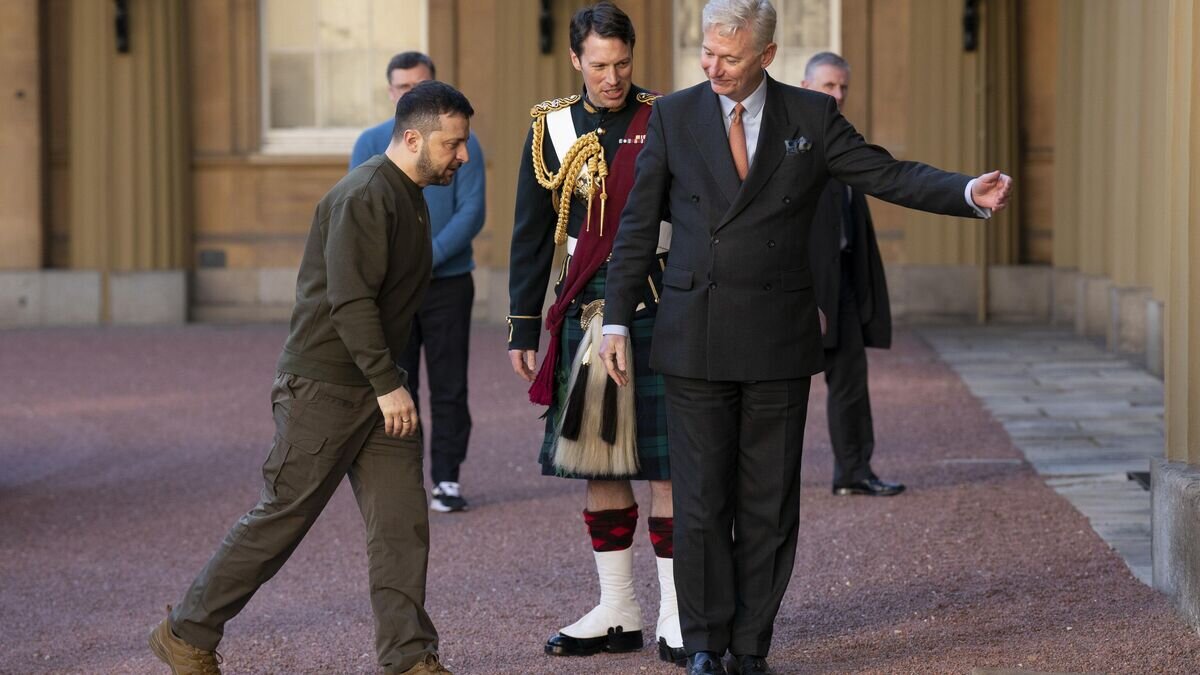    Президент Украины Владимир Зеленский перед встречей с королем Карлом III в Букингемском дворце в Лондоне© AP Photo / Kirsty O'Connor