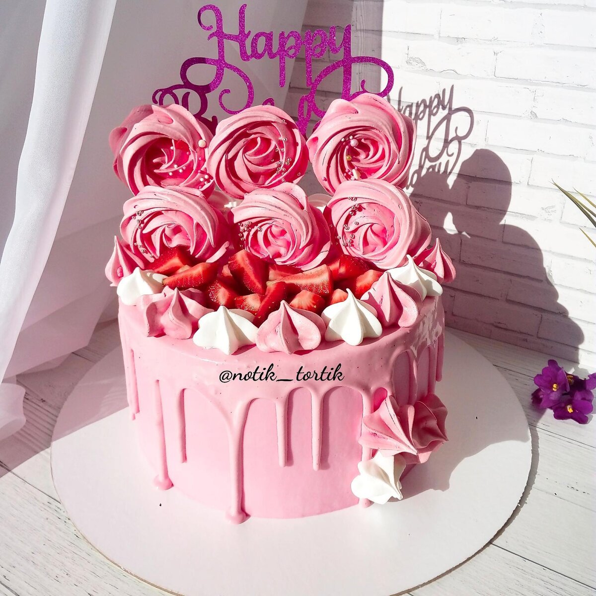 И, где же тут красные розы? 