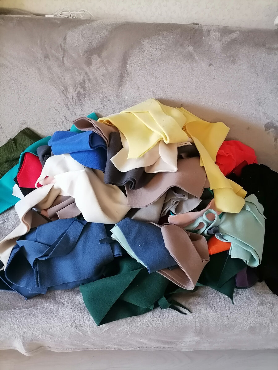 Несколько пакетов с обрезками, которые мне позволили выбрать и забрать. 