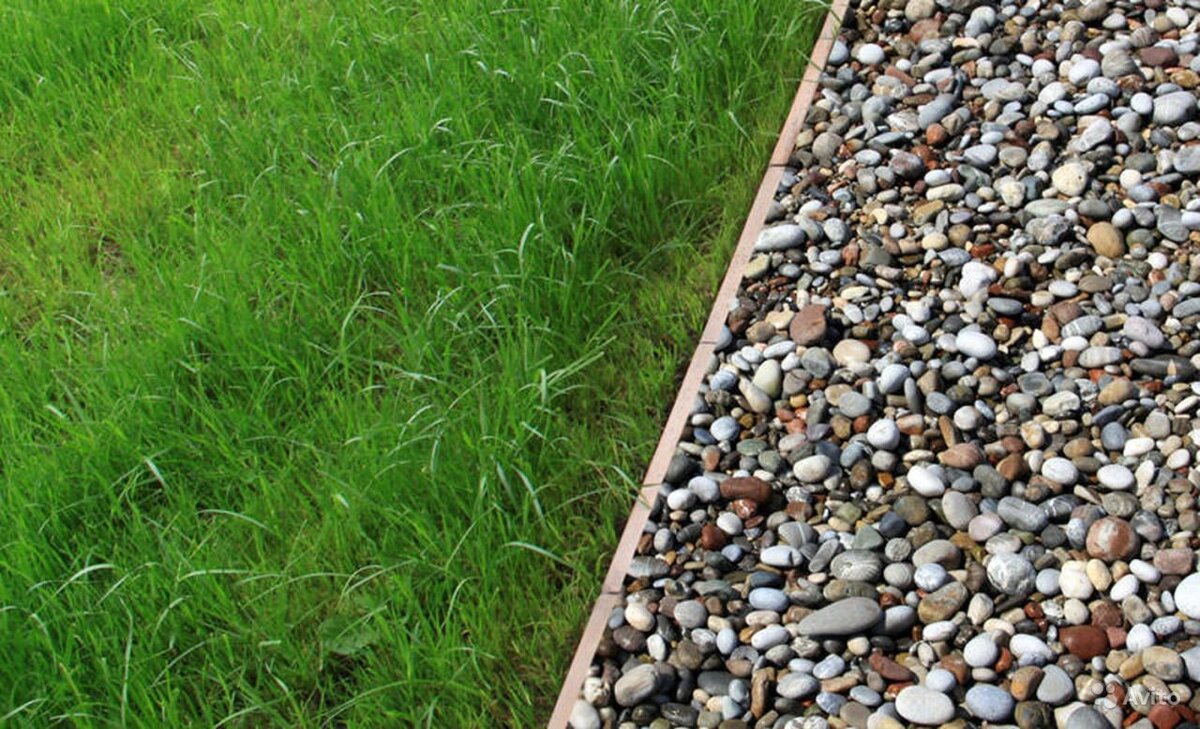 Гравий в сравнении с газоном. Текстура, цвет