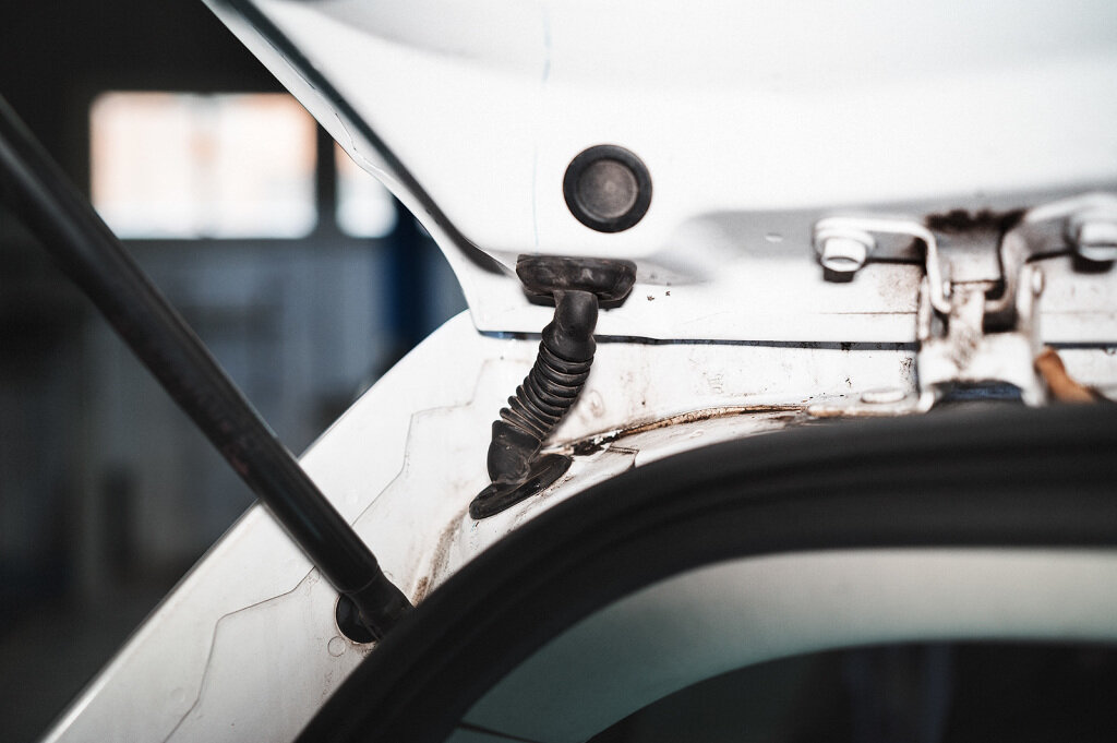 Пропустить сюда провод камеры не позволяет сечение гофры