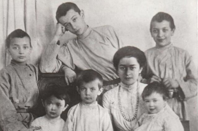    Александр, Николай, Михаил, Софья, Игорь, Надежда и Ольга Тухачевские. 1905 г. Фото: Омский Центр изучения истории гражданской войны