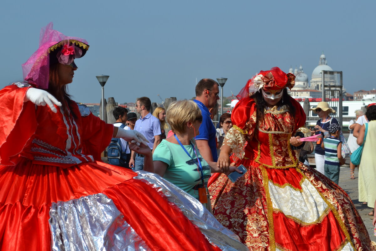 На пристани вас встречают "участники карнавала". За деньги можно сделать с ними фото.  