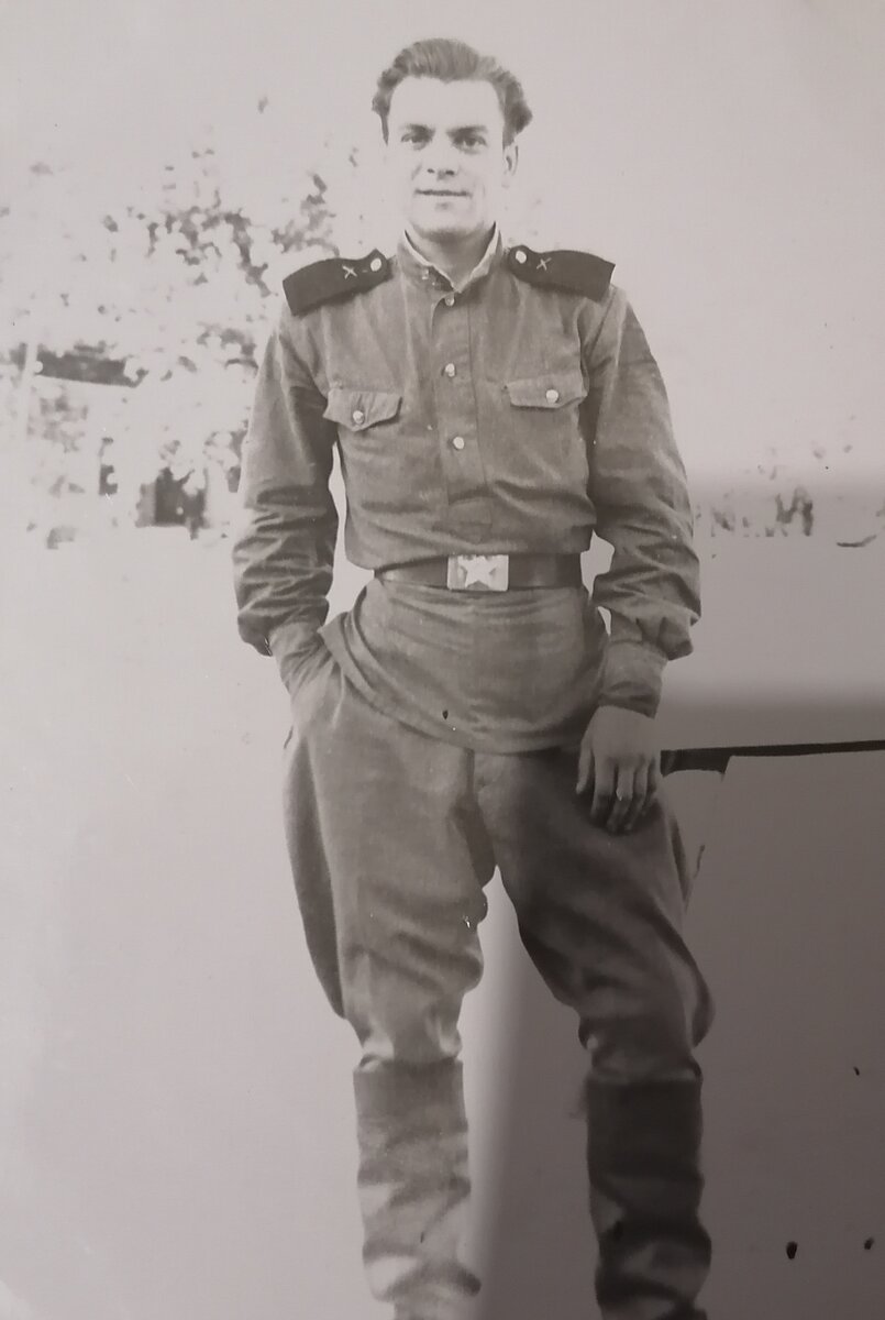 На фото мой папа, когда служил в армии