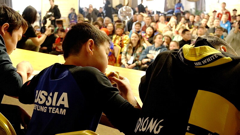 Конкурс поедания бууз - развлечение в перерывах между настоящими бурятскими играми